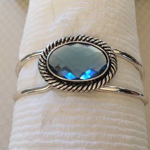 Western style looking silver toned bracelet.